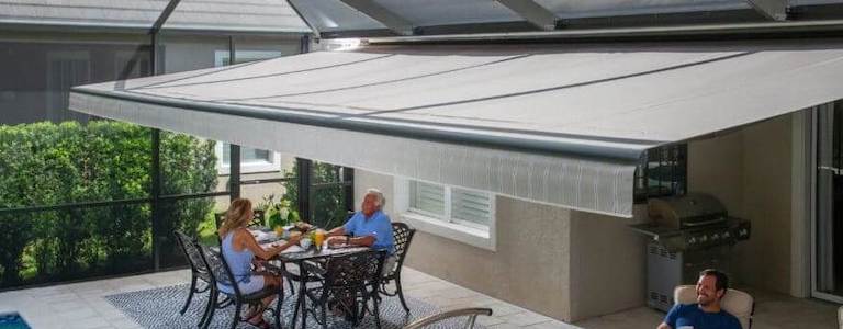 outdoor retractable awnings